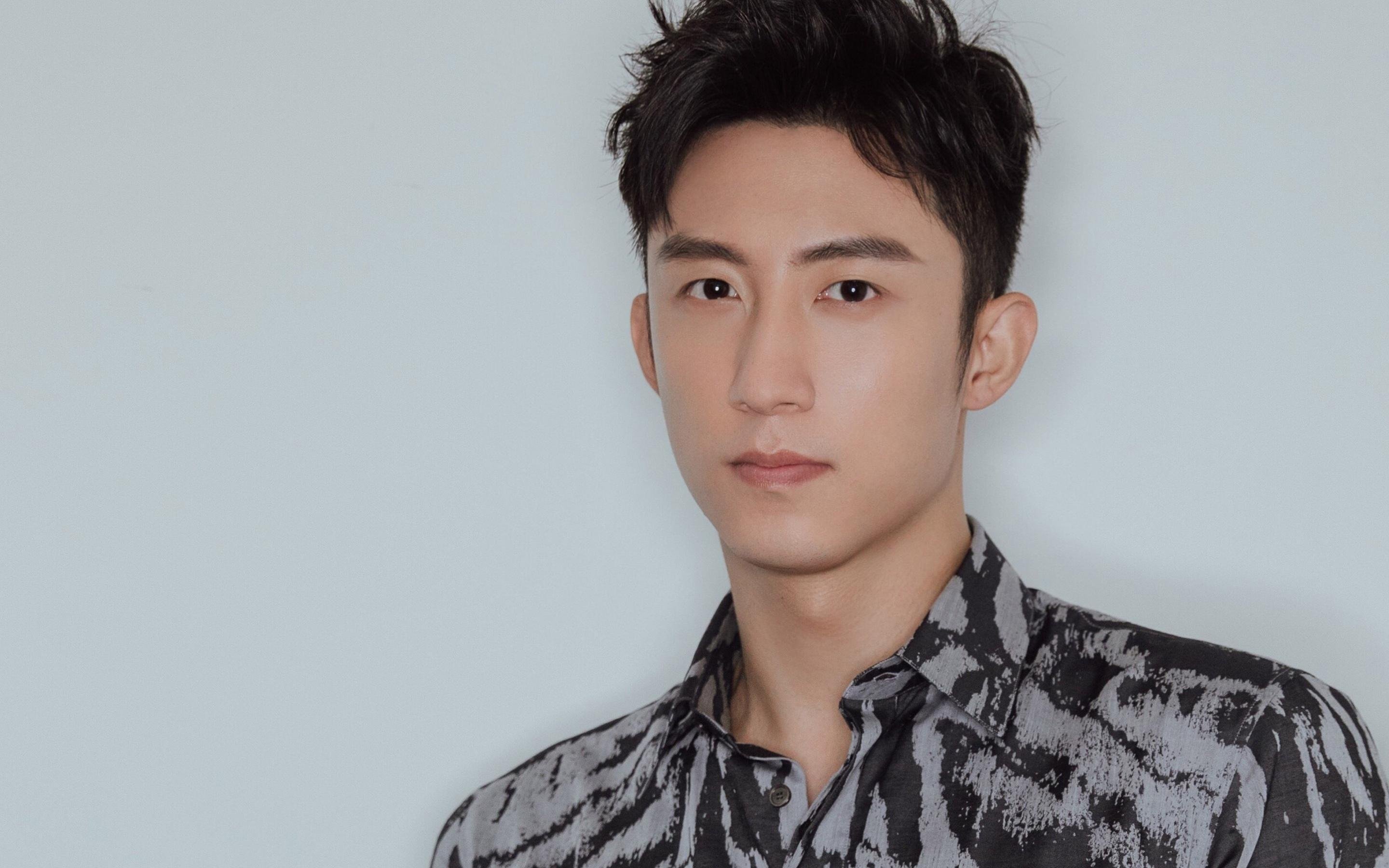 同夜双星，绿茵传奇逆转与银球重炮